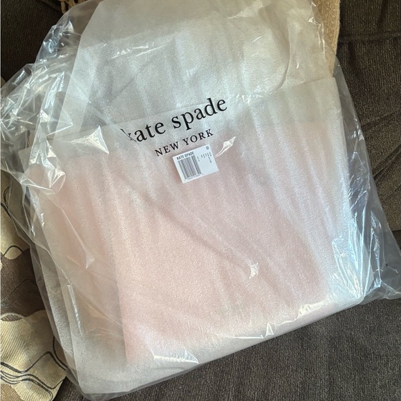 Authentic KATE SPADE Saffiano leathers zip top tote - Picture 3 of 12